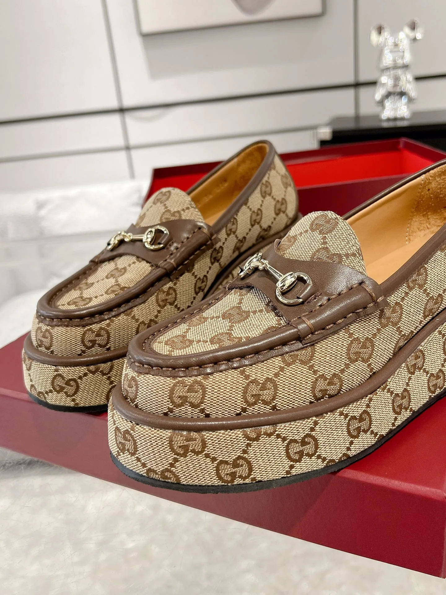 👟👟Ex-factory price 640👟👟 Leather surface 💰Gucci’s latest women’s horsebit wedge loafers ❗️❗️ Original purchase, development and production. The brand’s classic elements inject timeless style into this exquisite horsebit loafer. Glossy leather is paired with light gold-tone hardware. Wedge detailing adds a personal touch to a classic style. Original customized cowhide. Original customized soft sheepskin lining. Original molded leather with rubber outsole. Bottom thickness: 2.5CM in the front and 5cm in the back. Number of yards: 35-41 (custom-made 40 and 41 are non-refundable)